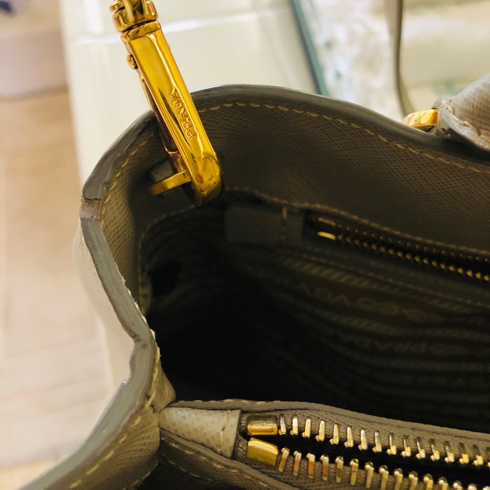 PRADA- Lux light grey BN1784 Single zip Saffiano - Picture 4 of 8